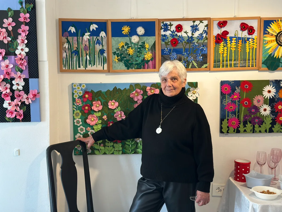 Marianne Decurtins bewundert die Wunder der Natur. Porträt von Marianne Decurtins.